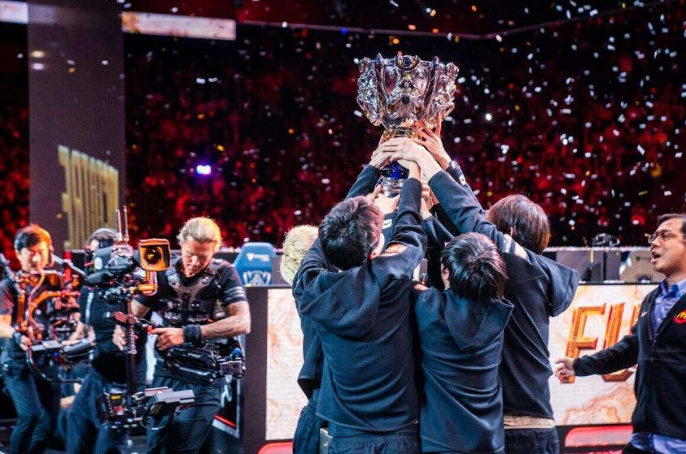 2025年英雄联盟LPL赛季开启日期及国际赛事前景分析